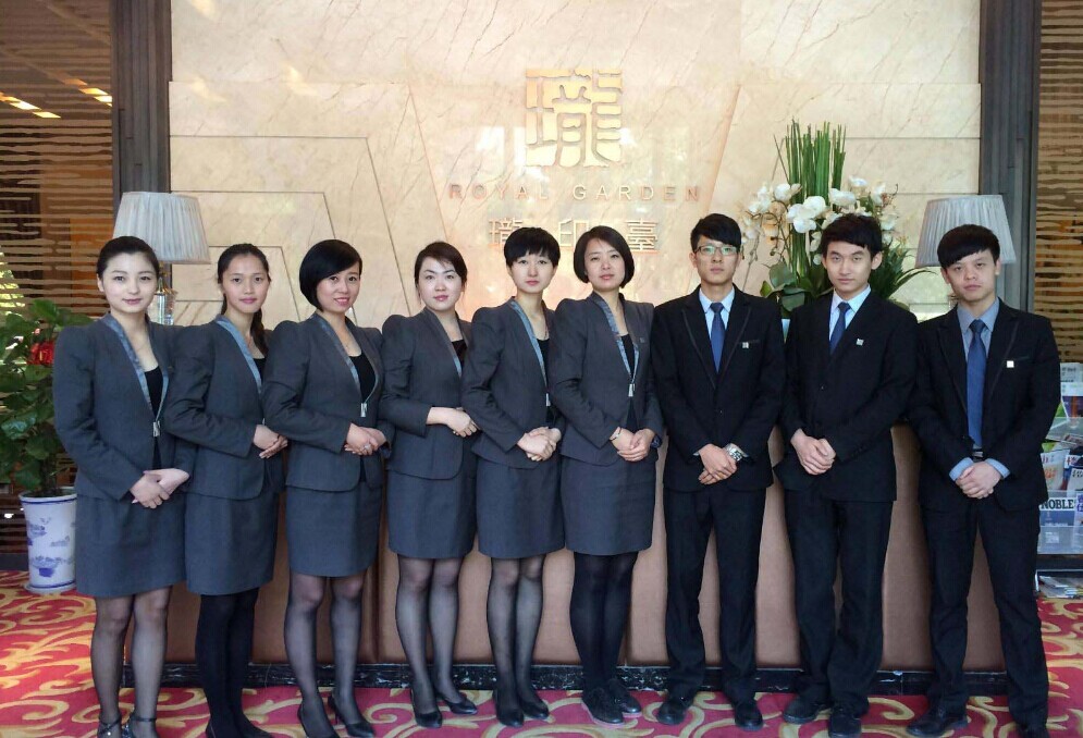 北京金隅房地產工作人員身著工作服合影