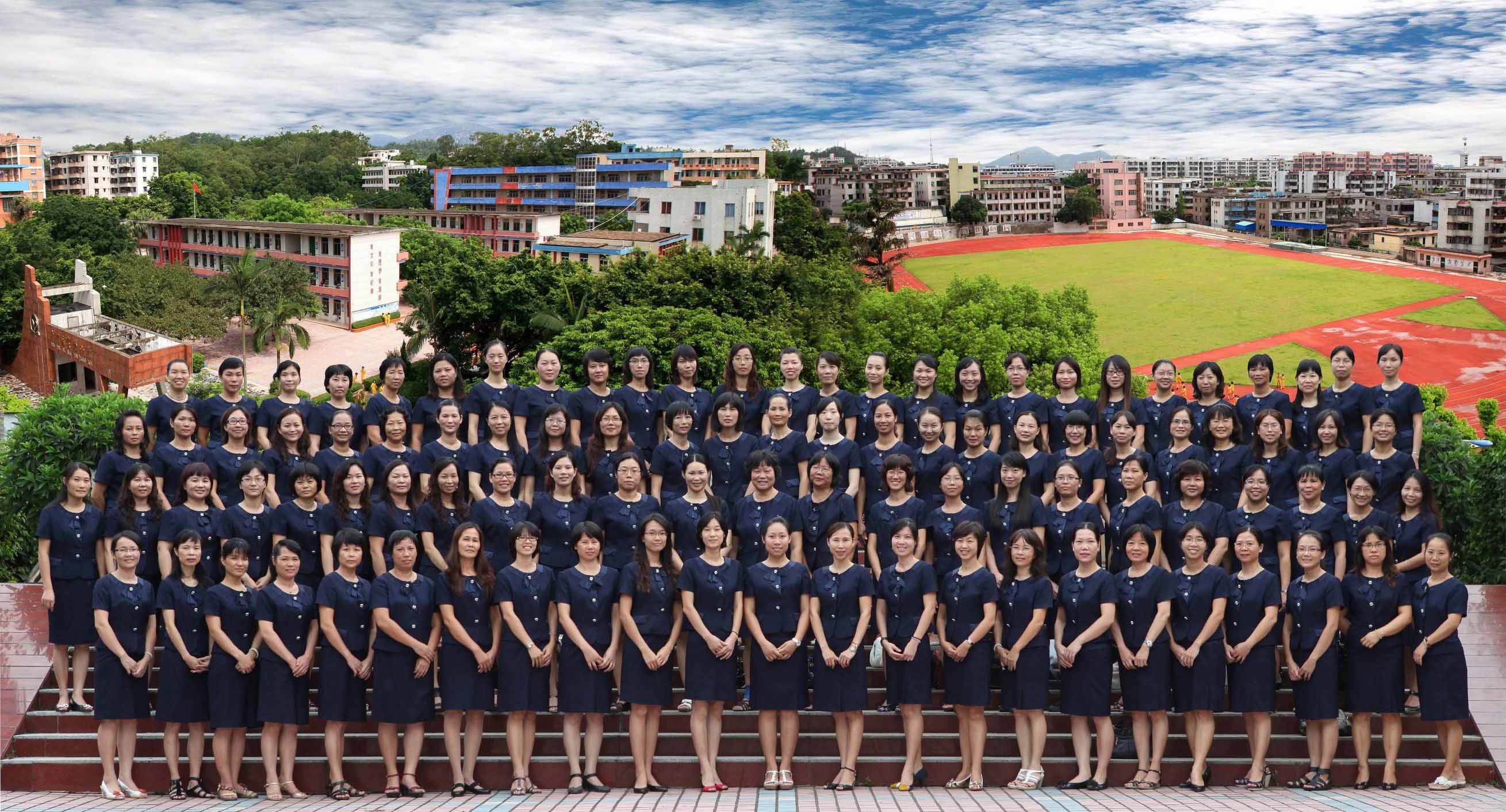 北京市良鄉(xiāng)大學城師范大學教師身著定制工作服合影